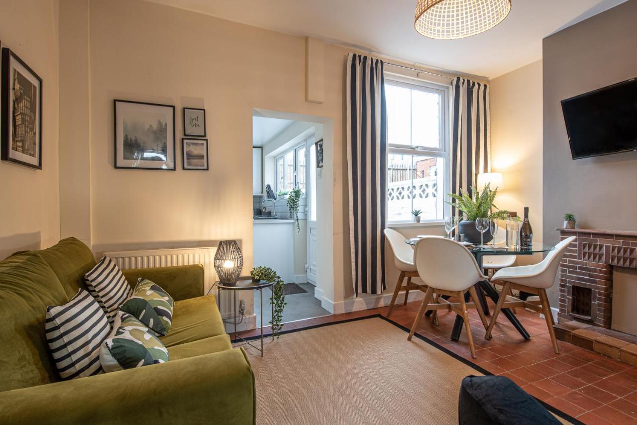 3 Bedroom Home Sleeps 5 Close To Chester City Centre Welcomes Couples, Small Groups, Families And Contractors Εξωτερικό φωτογραφία