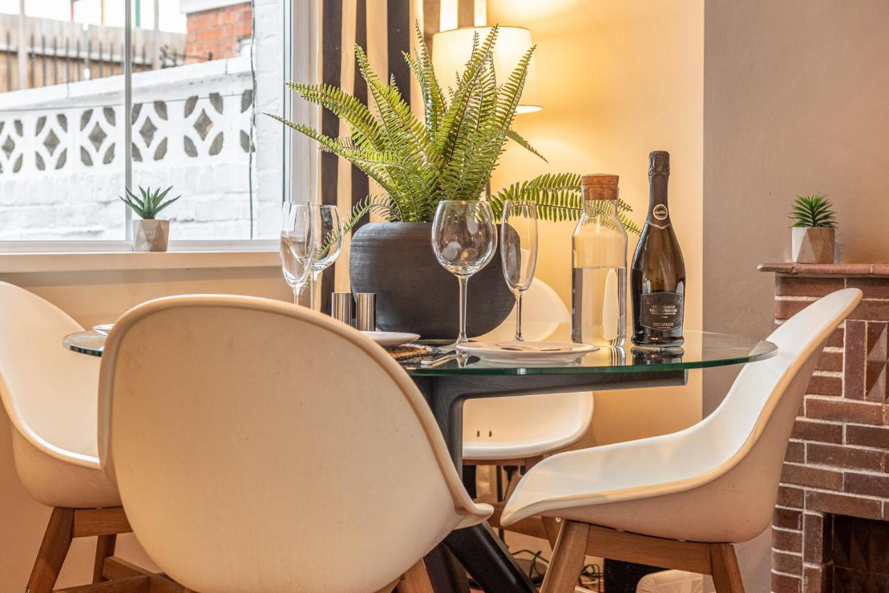 3 Bedroom Home Sleeps 5 Close To Chester City Centre Welcomes Couples, Small Groups, Families And Contractors Εξωτερικό φωτογραφία