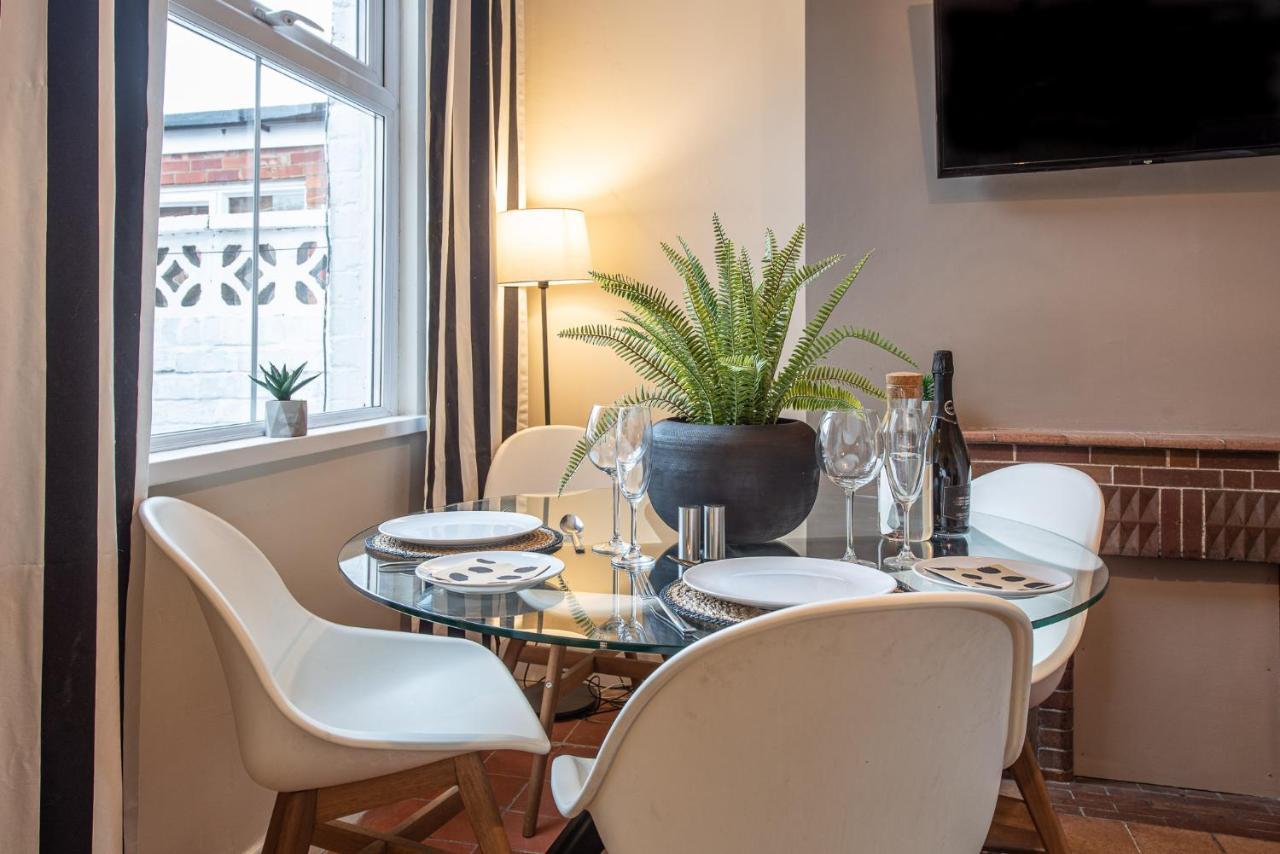 3 Bedroom Home Sleeps 5 Close To Chester City Centre Welcomes Couples, Small Groups, Families And Contractors Εξωτερικό φωτογραφία
