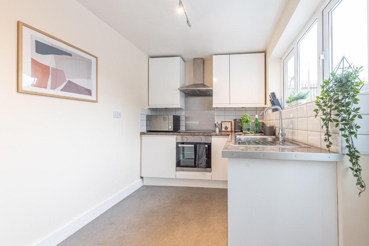 3 Bedroom Home Sleeps 5 Close To Chester City Centre Welcomes Couples, Small Groups, Families And Contractors Εξωτερικό φωτογραφία