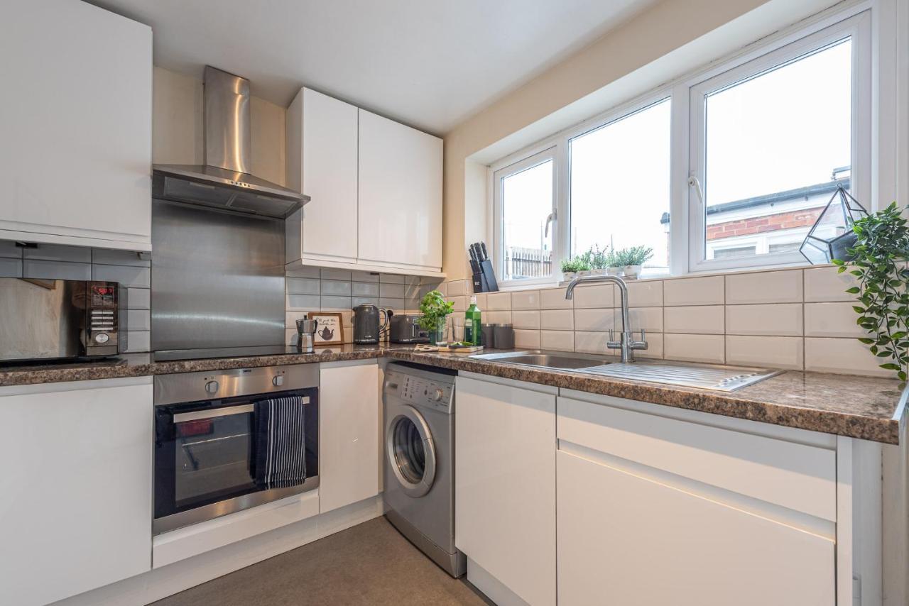 3 Bedroom Home Sleeps 5 Close To Chester City Centre Welcomes Couples, Small Groups, Families And Contractors Εξωτερικό φωτογραφία