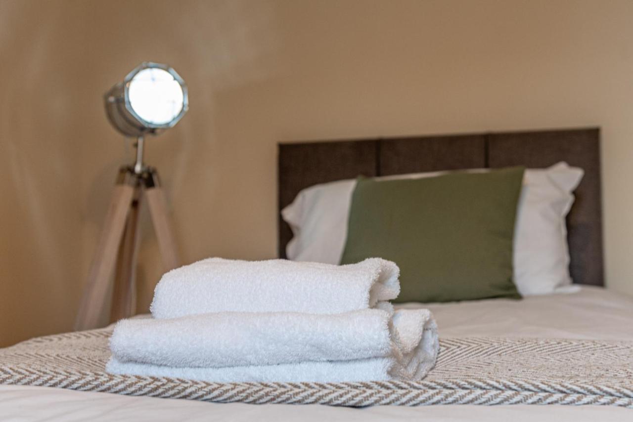 3 Bedroom Home Sleeps 5 Close To Chester City Centre Welcomes Couples, Small Groups, Families And Contractors Εξωτερικό φωτογραφία