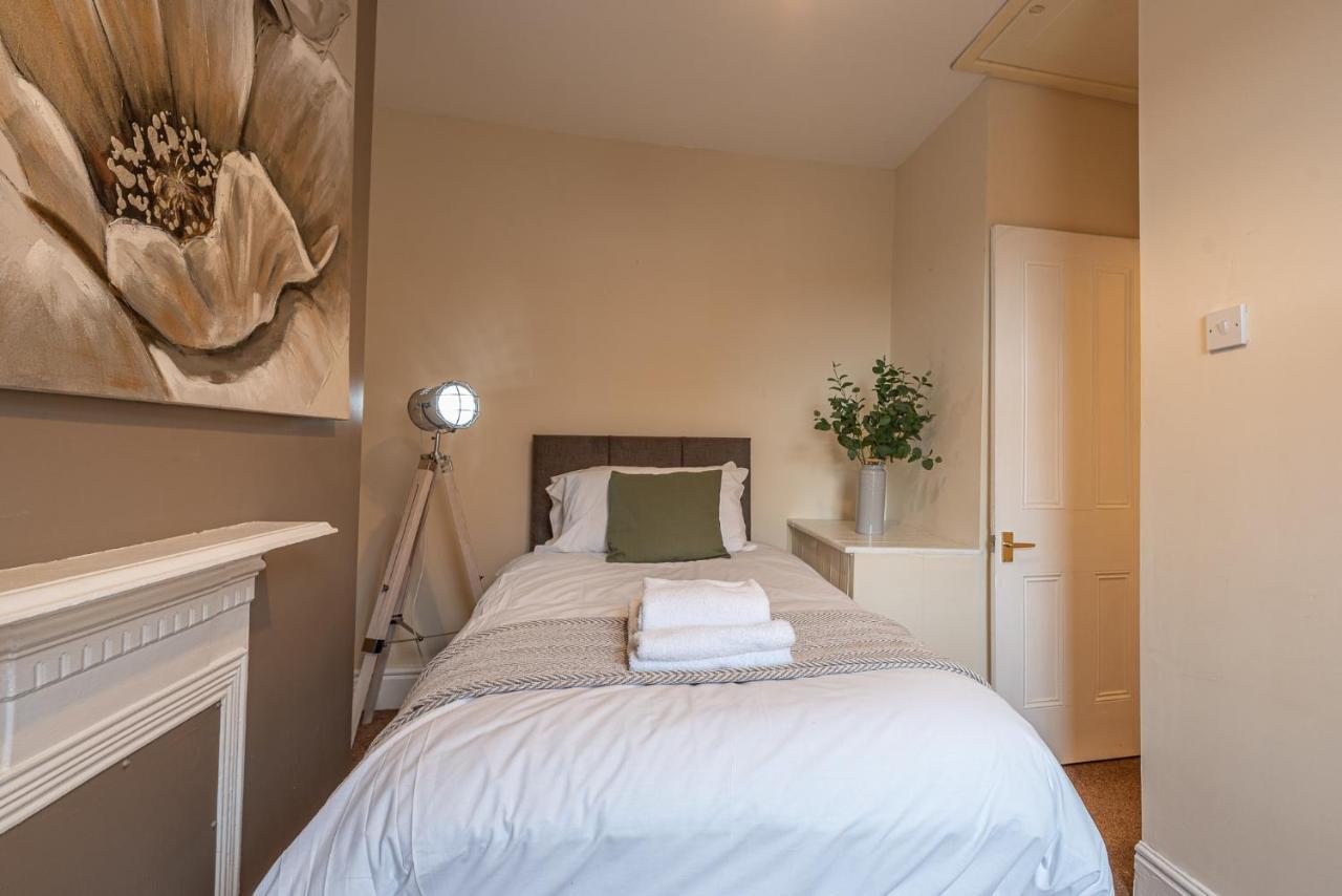 3 Bedroom Home Sleeps 5 Close To Chester City Centre Welcomes Couples, Small Groups, Families And Contractors Εξωτερικό φωτογραφία