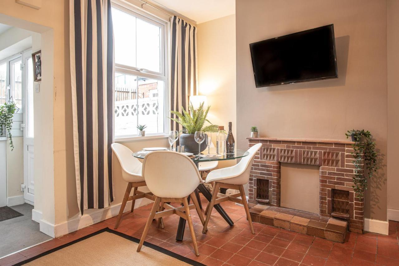 3 Bedroom Home Sleeps 5 Close To Chester City Centre Welcomes Couples, Small Groups, Families And Contractors Εξωτερικό φωτογραφία