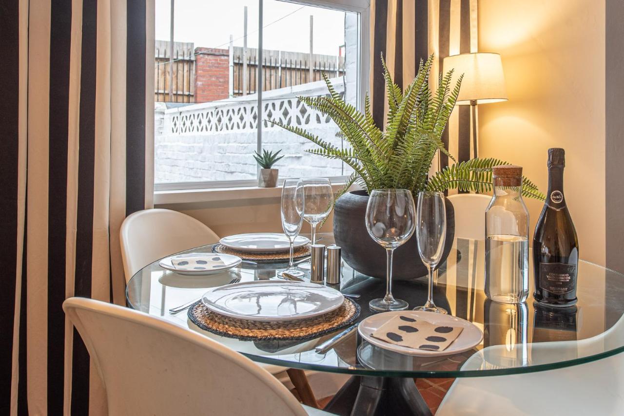 3 Bedroom Home Sleeps 5 Close To Chester City Centre Welcomes Couples, Small Groups, Families And Contractors Εξωτερικό φωτογραφία