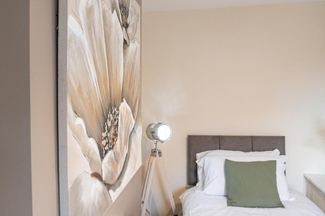 3 Bedroom Home Sleeps 5 Close To Chester City Centre Welcomes Couples, Small Groups, Families And Contractors Εξωτερικό φωτογραφία
