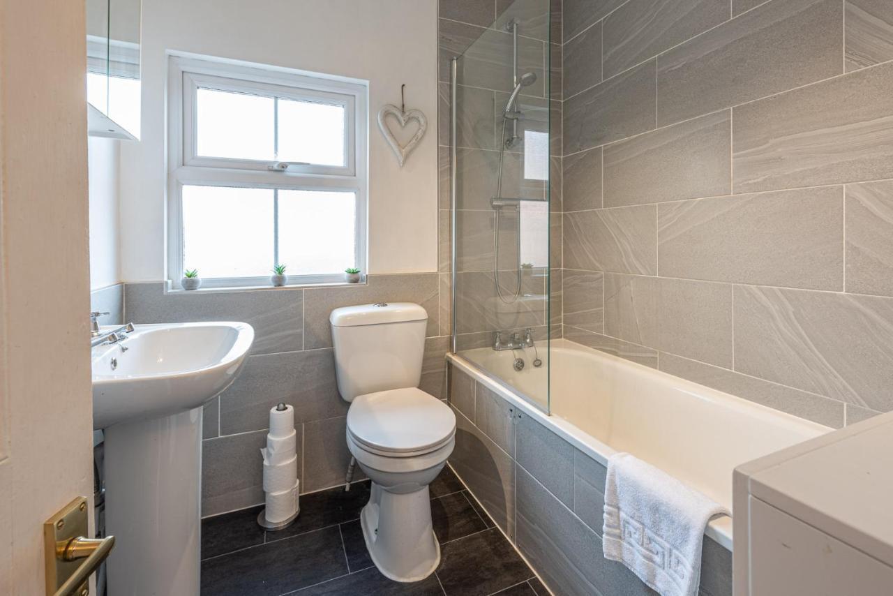 3 Bedroom Home Sleeps 5 Close To Chester City Centre Welcomes Couples, Small Groups, Families And Contractors Εξωτερικό φωτογραφία