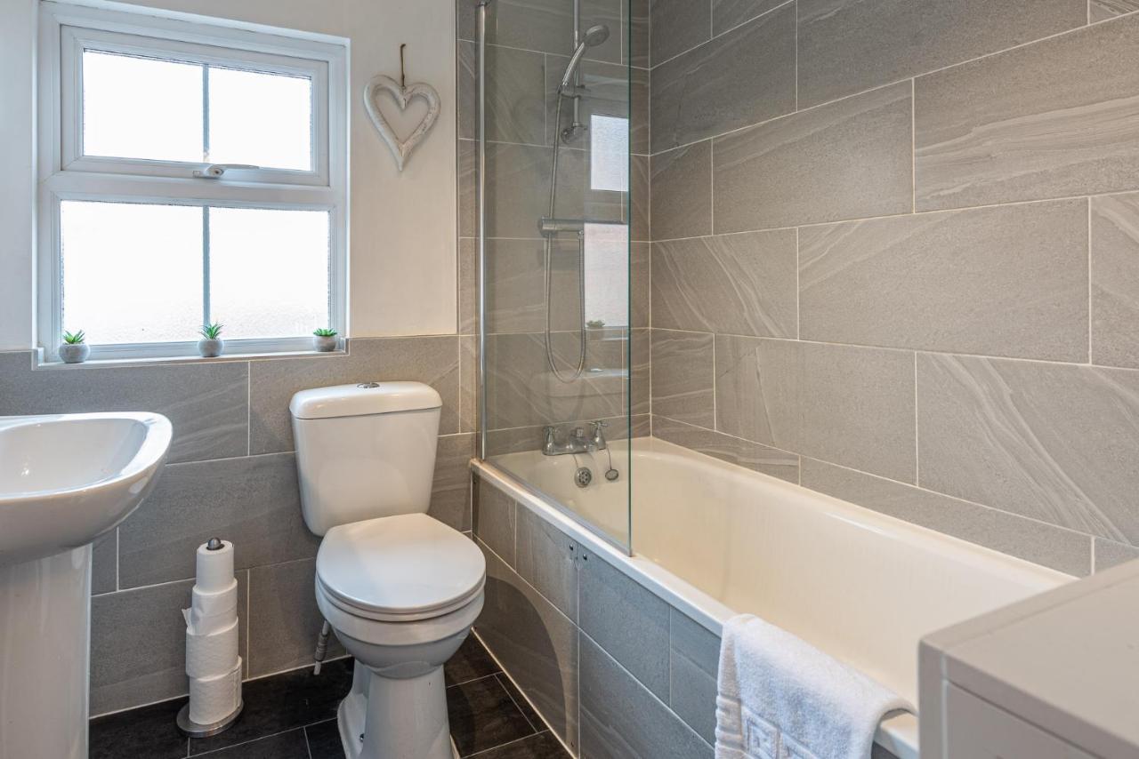 3 Bedroom Home Sleeps 5 Close To Chester City Centre Welcomes Couples, Small Groups, Families And Contractors Εξωτερικό φωτογραφία